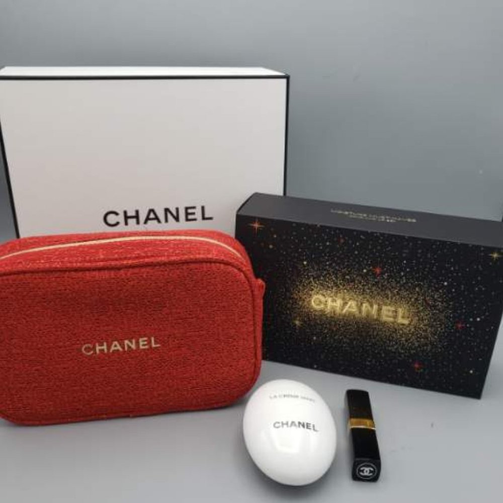 NEW CHANEL Moisture Must-Haves Holiday Gift Set Red Cosmetic Bag